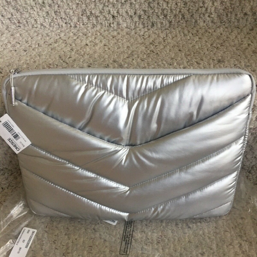 Athleta Caraa NWT Tech Pouch Silver p618